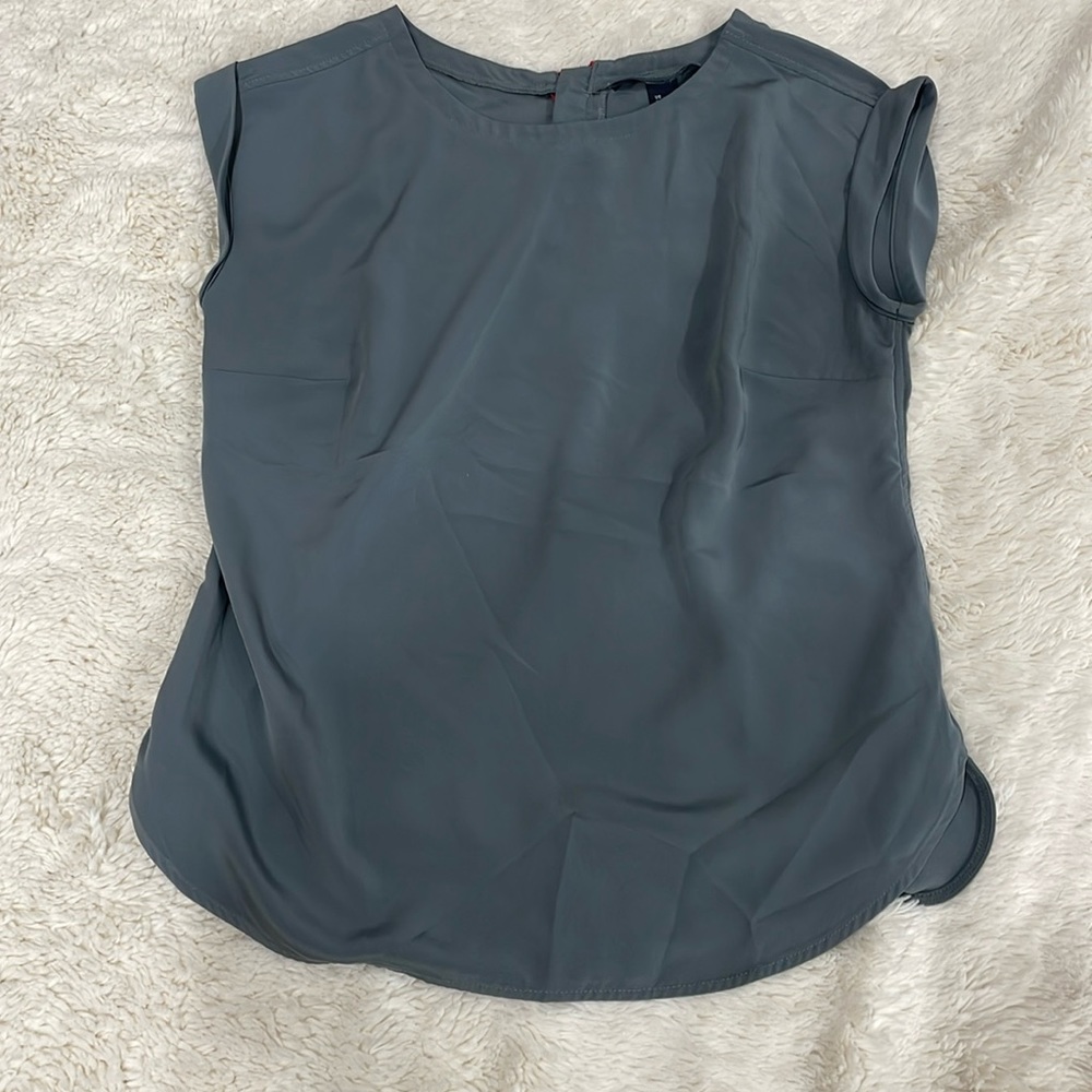 Nice gray sleeveless top, size 2, petite, brand lands end